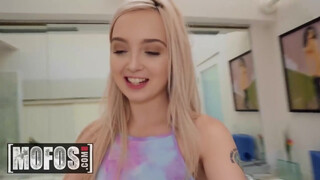 MOFOS - Lexi Lore keményen análba rakva