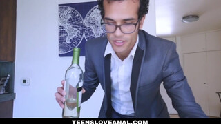 Teens Love anal - szexy lány felkínálja a picsáját
