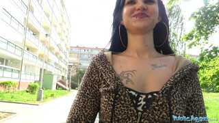 Public Agent - elhagyatott épületben a kokeró csajjal