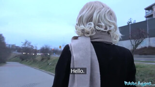 Public Agent - világos szőke barna picsa és a vastag dárda