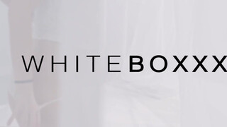 WhiteBoxxx - selymes bőrű barna lány