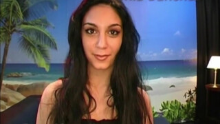 Mia Sanchez feldug egy hatalmas vibrátort
