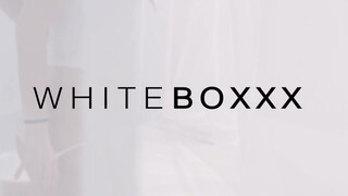 WhiteBoxxx - Naomi bevállalja a méretes kárót