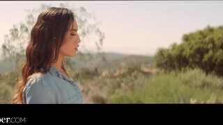 Deeper - raszta hajú stoppos hölgyemény
