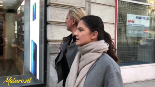 Fiatal kiscsaj nyalja a szőrös öreg csajt