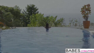 Babes - izgató enyelgés a medencében