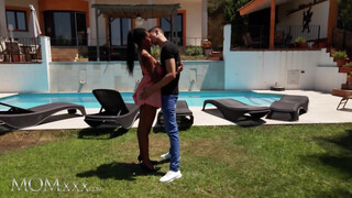 MOMxxx - Tina Fire a méretes didkós néger milf