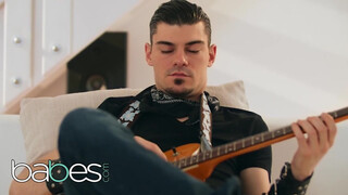 Babes - Mia Evans közösül a gitáros csávóval