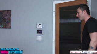 Abby Paradise a méretes seggű tini - Naughty America