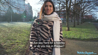 Public Agent - Lena Coxx borotvált pinája megdöngetve