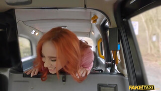 Fake Taxi - Porno fiatal vörös hajú csajszi