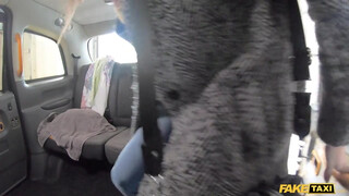 Fake Taxi - Pici cickós fiatal hölgyemény lovagol