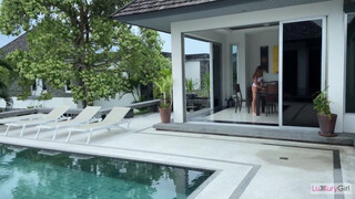 Luxury Girl bekúrva az asztalon