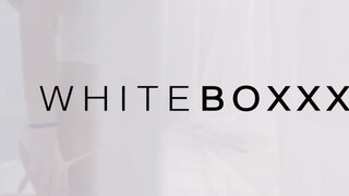 WHITEBOXXX - Isabella De Laa megkúrelva a kanapén