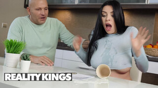 REALITY KINGS - Kira Queen a szomszéd csávóval közösül