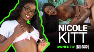 Mofos - Nicole Kitt a izgató hatalmas tőgyes csoki csajszi