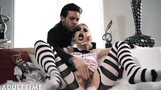Small Hands durván fegyelmezi a goth szexy Chloe Cherryt kemény anális szexszel