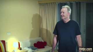 Idős srácot dominál a szexy forró hölgyemény öreg-fiatal femdom hardcore dugásban