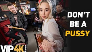Bátor világos szőke pornós reszeli idegen faszit a bárban