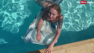 Emma wolf a tüzes kiscsaj aki a medencében kefél vadul