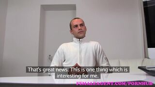 Gyönyörű milf ügynök teszteli a durva krapekot
