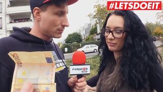 Német tinilány méretes segggel a buszról leszállva forró autós dugásban