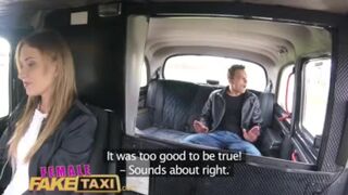Fiatal srác gyorsan megdugja Angel Piaff lucskos csupasz puncáját a hamis taxiban