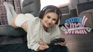 Kicsike tini bige Aria Banks elkapja magas mostohabátyját Chris Epicet, aki a szobájában kézimunkázza a farka