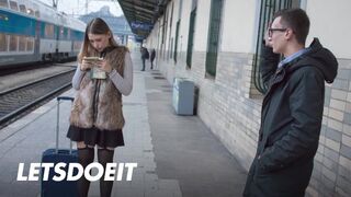 Selvaggia tini csajszi felfogta Charlie Dean hatalmas faszát egy gyors pov dugásra