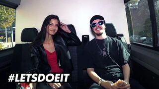 Vékony fekete Coco Kiss pénzért cumizza a hatalmas néger fazt az kocsiban