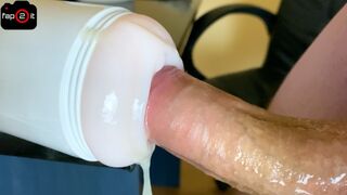 Hatalmas faszos pasi kínkesen nyögve basz egy szűk fleshlightet az erős élvezésig