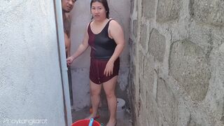 Filipina csaj kinti fürdés közben alaposan megkúrva