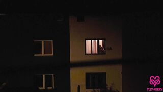 Leselkedj dupla leszbi csajra az ablakon át, és látogasd meg őket a vad hármasra