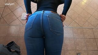 Szexy milf farmerban mutogatja méretes seggét és peckezik