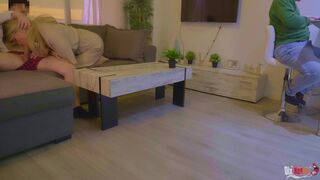 Mostohaanya cidázza a nevelő fia farkát és hátsó bejáratba basszák a férje háta mögött