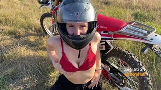 Dögös motoros csajszi leszopja a motorost az enduro mezőn