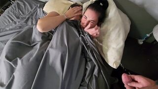 Dupla kicsike cickós csoki hajú lányra pisil az ágyban majd pisi áztatta bugyijukban csókolóznak