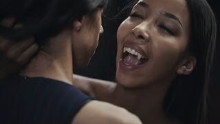 Ebony Vampire Mistress Lia Lin elcsábít egy latin amerikai hatalmas cicis tini kis csajt a Vampired durva domina játékában
