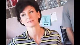 Sharon Mitchell feleségként cidázza és seggbe veszi Mark Wood farkát retro stílusban