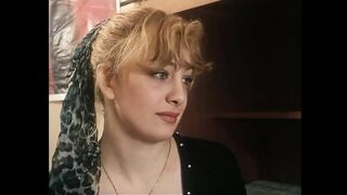 Világos Szőke nagymellű csajok szőrös ribancot szopnak nagy farokkal retro jelenetben