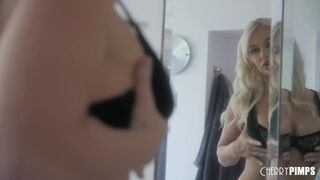 Hatalmas Csöcsű Világos Szőke Milf Mélytorok Akcióban a Cherry Pimps Csatornán