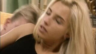 Timea Margot méretes dákót kap a retro Lover's Lane legelső epizódjában